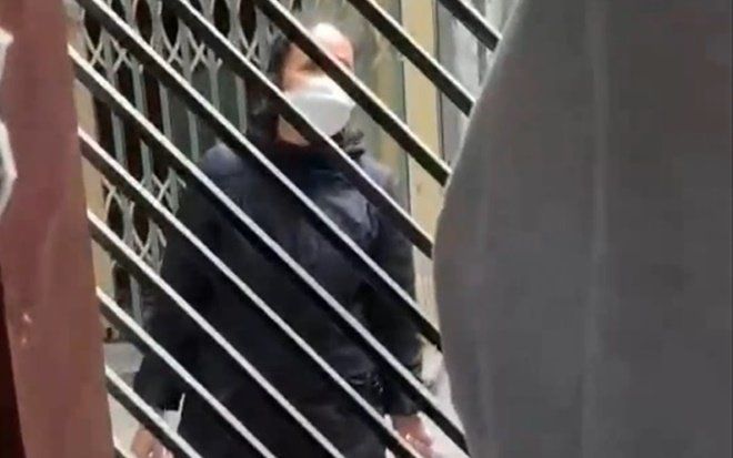 Người phụ nữ đốt bếp than gây khói mù mịt còn quát tháo: 'Bếp nhà tao, tao muốn để ở đầu ngõ được chưa?'