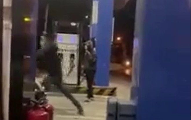 Clip: Nhóm thanh niên ẩu đả tại cây xăng Hà Nội, bất ngờ nhất là thái độ của nam nhân viên chứng kiến