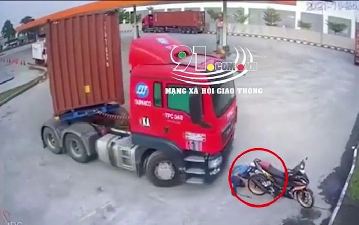 Clip: 'Đứng tim' cảnh nam thanh niên thoát nạn thần kỳ sau pha ôm cua của tài xế container