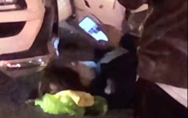 Clip: Cô gái bình thản lướt mạng khi đang nằm ngay trước đầu ô tô sau vụ va chạm giao thông