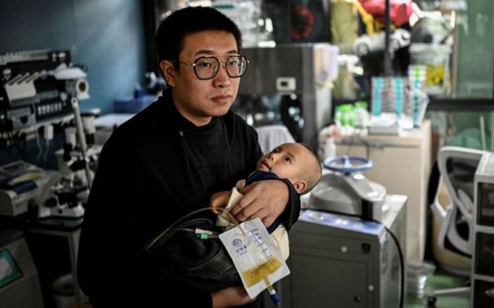 Mới học hết cấp 3, ông bố tự điều chế thuốc chữa bệnh cho con trai sắp chết