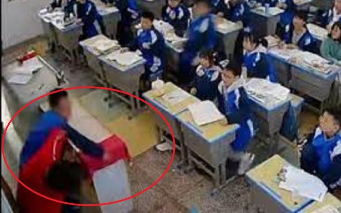 Vụ nam sinh lao lên bục giảng đánh cô giáo chảy máu: Nguyên nhân gây tranh cãi