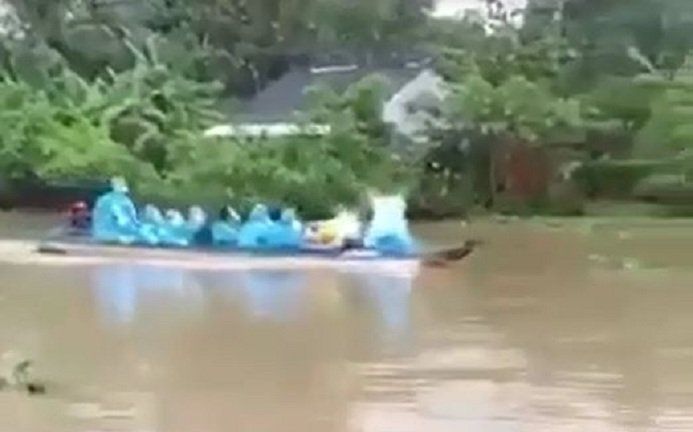 Đưa F0 miền Tây đi cách ly mà như rước dâu, netizen còn tưởng dự đám cưới mặc đồng phục
