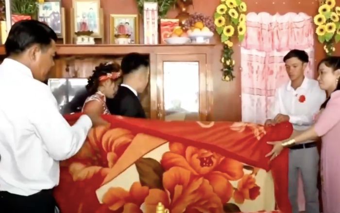 Netizen tò mò trước phong tục lạ miền Tây: Cô dâu chú rể trùm chăn 'lọ mọ trong tối' trước mặt khách