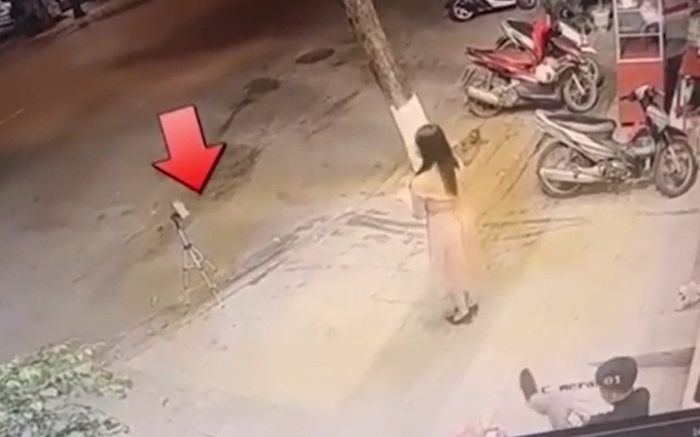 Đang quay cảnh nhảy múa ở trước sân, cảnh tượng 1 giây sau đó khiến cô gái 'đứng hình' không kịp trở tay