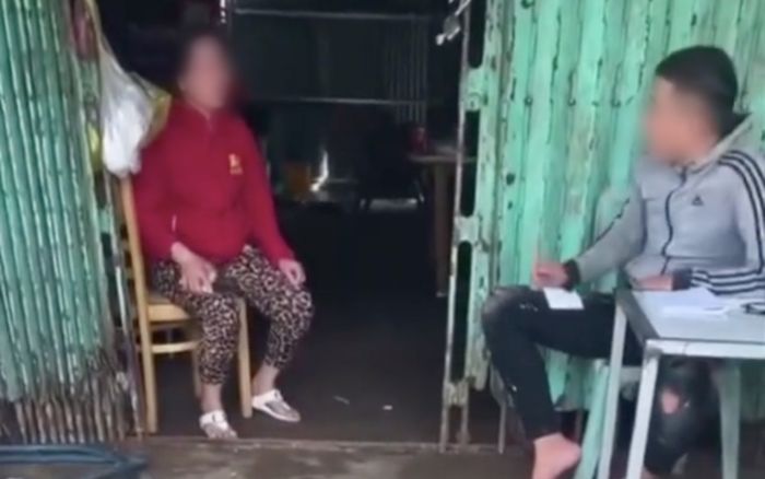 Mẹ khóc nghẹn khi chủ nợ của con đến tận nhà: 'Bưng từng tô hủ tiếu kiếm từng cắc, lấy đâu 100 triệu trả'