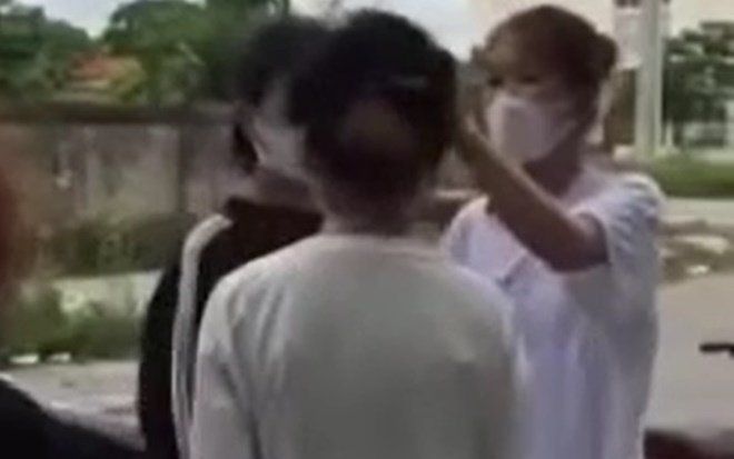 Xôn xao clip 2 nữ sinh bị nhóm đàn chị thẳng tay tát 'cháy má', bắt quỳ gối xin lỗi