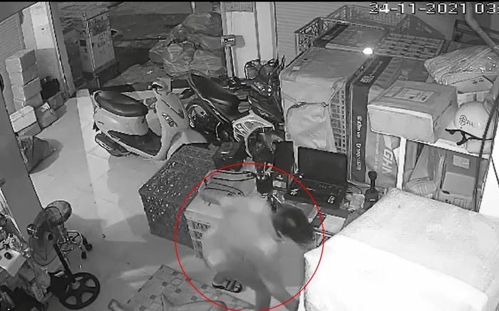 Camera ghi cảnh nam thanh niên lẻn vào kho công ty giao hàng trộm điện thoại ở TP.HCM