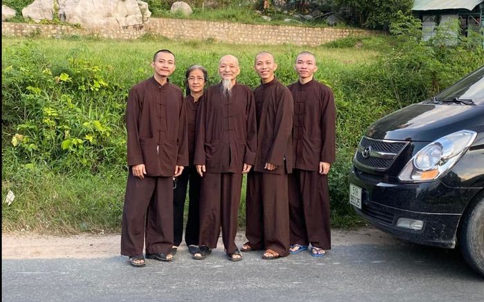 MXH xôn xao hình ảnh ông Lê Tùng Vân cùng 'đệ tử' đi xe sang xuống An Giang mua đất, thực hư ra sao?