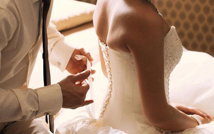 Cô dâu xinh đẹp có hành động vô cùng kỳ lạ trên giường cưới: Bí kíp 'đánh dấu nóc nhà' đây sao?