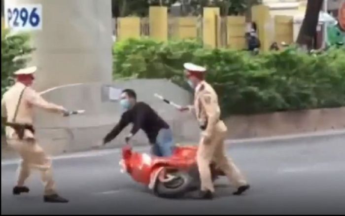 Không đội mũ bảo hiểm lại chạm mặt 2 CSGT, thanh niên lạng lách 'thông chốt' và cái kết đắng ngắt