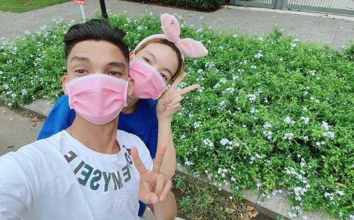 Vợ chồng Mạc Văn Khoa gặp sự cố hy hữu khi mang khẩu trang hồng lái xe điện dạo vườn hoa