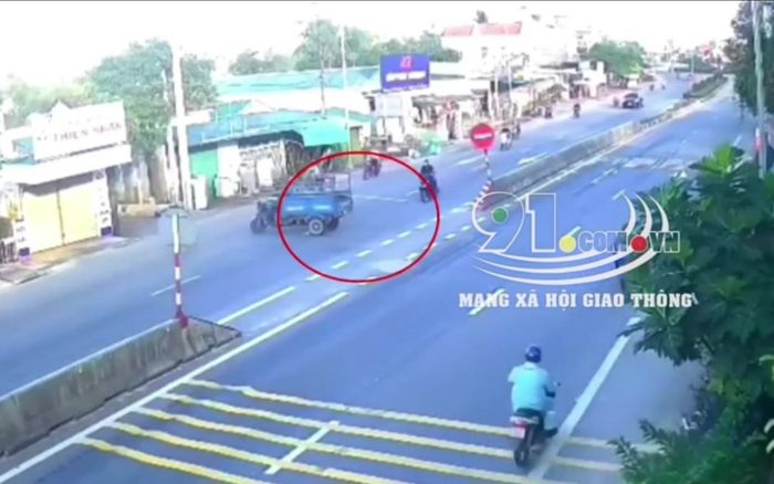 Clip: Tài xế xe máy ngã ngửa xuống đất sau pha va chạm với ống nhựa trên xe ba gác đang quay đầu