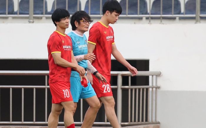 Vì sao Công Phượng và Hoàng Đức phải tập riêng với bác sĩ Choi?