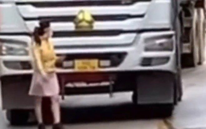 Clip: Khó hiểu cảnh người phụ nữ thản nhiên vừa đi bộ vừa bấm điện thoại ngay trước đầu xe tải