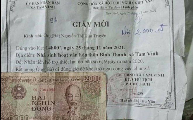 Một người dân ở Quảng Nam nhận hỗ trợ thiệt hại do ảnh hưởng của bão với số tiền... 2.000 đồng