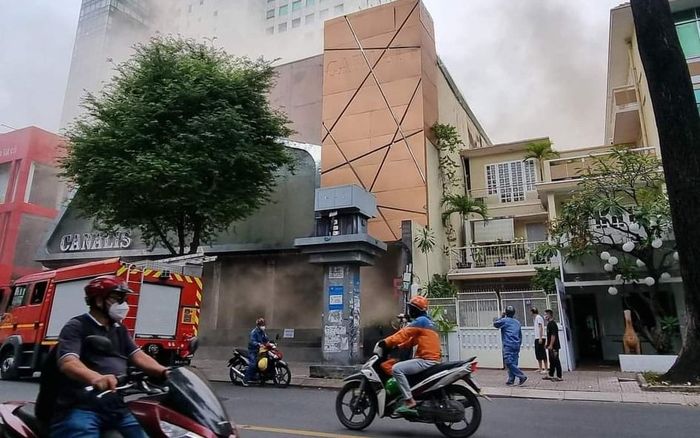Quán bar ở trung tâm TP.HCM bất ngờ bốc cháy ngùn ngụt, khói đen mù mịt cả khu phố