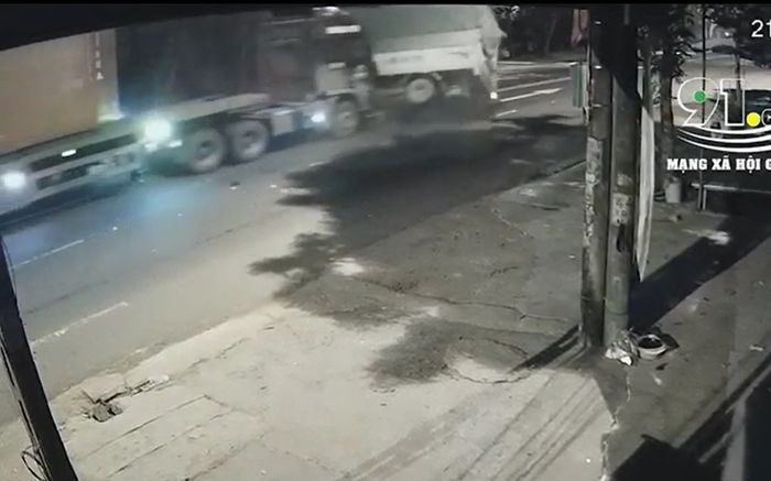 Clip: Kinh hoàng cảnh container tông xe con, húc xe tải lật nghiêng trên đường
