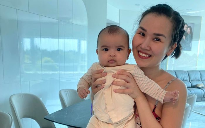 Võ Hạ Trâm chăm con mát tay, gần 5 tháng đã 7,7 kg, còn hé lộ 'tật xấu' của nhóc tỳ