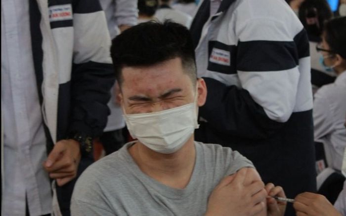 'Cười ra nước mắt' cảnh học sinh tiêm vaccine: Sợ nhắm tịt mắt, nhìn bạn tiêm thôi cũng hoang mang