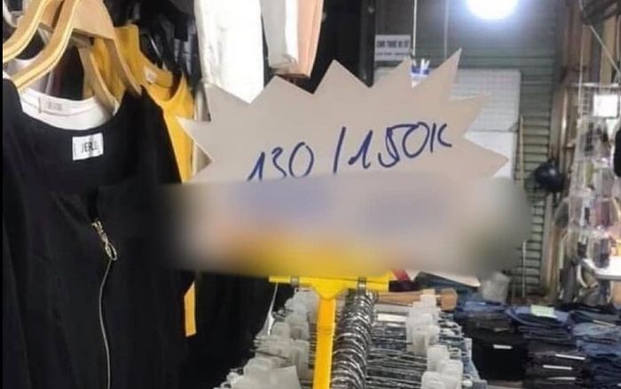 Đến mua quần áo, khách hàng 'sợ tái mặt' khi đọc nội dung tấm biển mà chủ shop đặt trên kệ