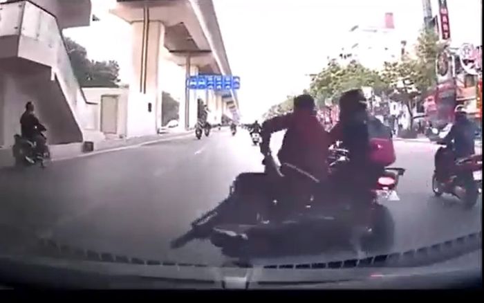 Clip: Va chạm xe máy khiến thanh niên ngã trước đầu ô tô, bức xúc hơn cả là hành động của kẻ gây tai nạn