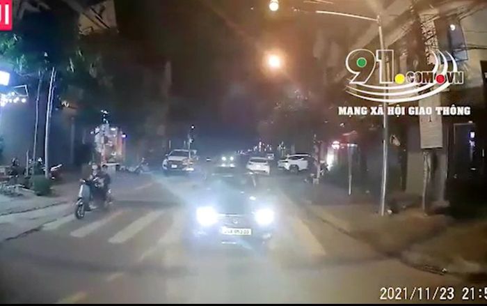 Xe bán tải không nhường đường vì ô tô con bật đèn pha, thái độ của tài xế xe con sau đó gây bức xúc