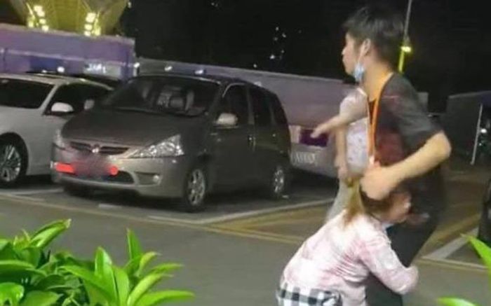 Cô gái quỳ xuống khóc xin bạn trai đừng chia tay trước ngày cưới, nguyên nhân bất ngờ từ phía nhà gái