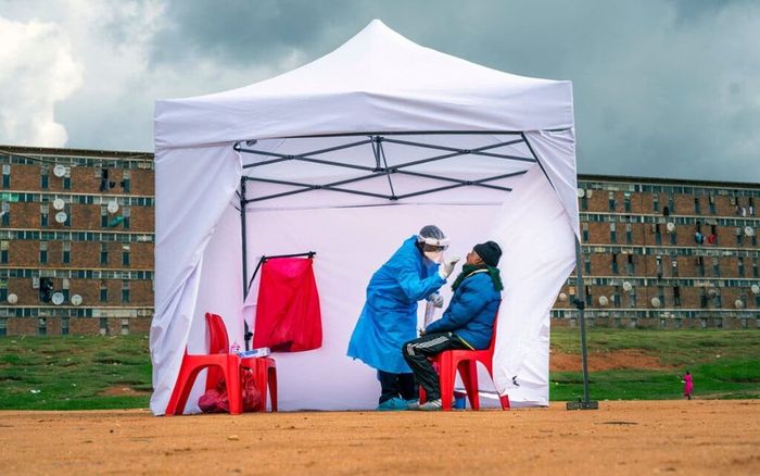 Biến thể Omicron có thể đã tiến hóa ở người nhiễm HIV