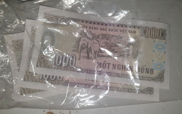 Chờ cả buổi nhận được 3.000 đồng tiền hỗ trợ thiệt hại do bão, người phụ nữ quyết định... cất làm kỷ niệm