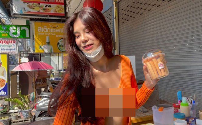 Cô chủ quán bánh 'hở bạo' gần hết vòng một khiến tiệm đắt hàng như tôm tươi, dân tình rần rần 'ném đá'