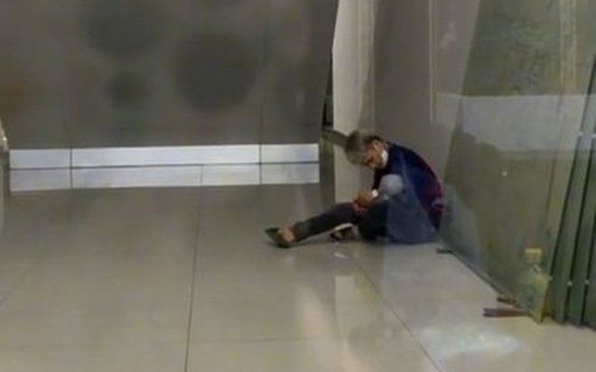 Nhờ chú cắt tóc bế con nhỏ để gội đầu, người mẹ 'xỉu lên xỉu xuống' khi chứng kiến cảnh tượng này