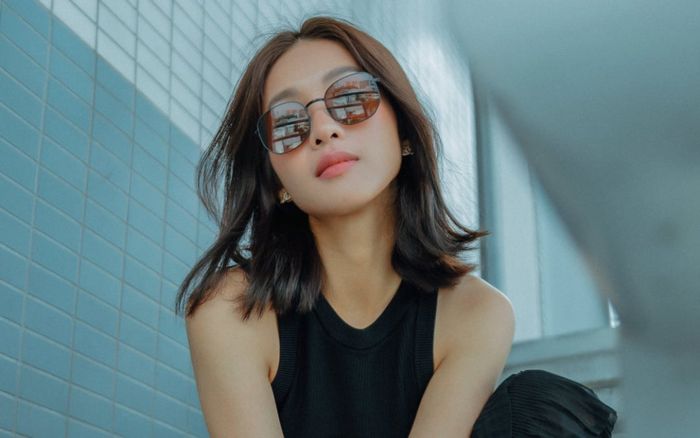 Khoe ảnh pose dáng đầy tự tin và bay bổng, Khả Ngân tiết lộ xém tụt đường vì lý do này