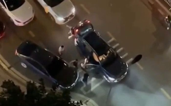 Clip: Nhóm thanh niên hung hăng mở tung cửa xe, đu bám ô tô đòi 'quyết chiến' với tài xế gây náo loạn