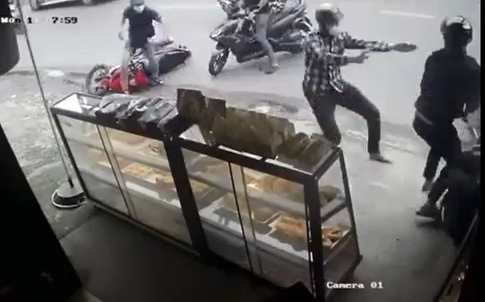 Xôn xao đoạn clip 2 trinh sát bẻ lái chặn đầu xe, lao vào tóm gọn 2 tên cướp như phim hành động