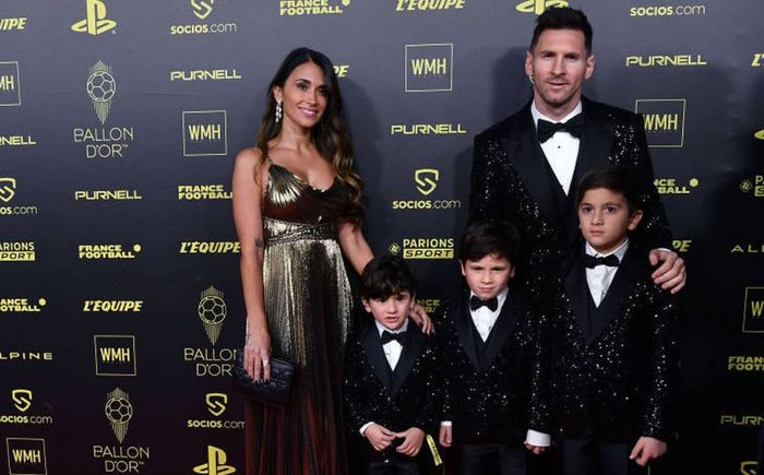 Chi tiết cực dễ thương trong bức ảnh gia đình Messi tại gala trao Quả bóng vàng 2021