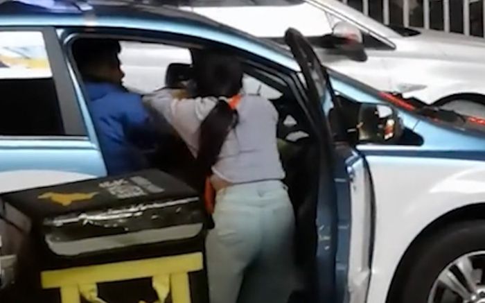 Bị người yêu đạp thẳng ra khỏi xe, cô gái cố gắng níu kéo tới đổ máu, cái kết khiến nhiều người xót xa