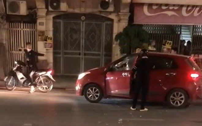 Sau va chạm giao thông, nhóm thanh niên hung hăng đập vỡ kính xe ô tô mặc tài xế chắp tay xin tha