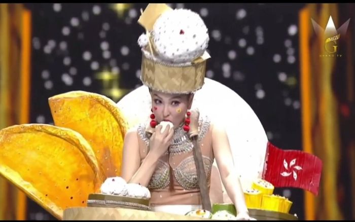 Miss Hong Kong ăn uống nhiệt tình ở phần thi Trang phục Dân tộc, fan thảng thốt: Ủa đang thi mà chị?