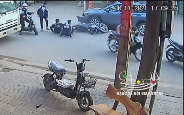 Nam sinh kẹp 3 trên xe máy tông thẳng vào đầu ô tô, hành động sau đó của tài xế mới gây bức xúc hơn cả