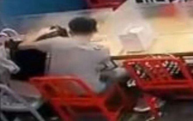 Thanh niên ấn đầu bạn gái xuống nồi lẩu đang sôi, hành động sau đó tiếp tục gây chướng mắt