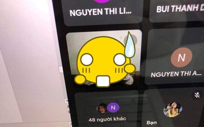 Duy nhất bản thân bật camera khi học online, nữ sinh còn hồn nhiên làm hành động khiến tất cả 'ngã ngửa'