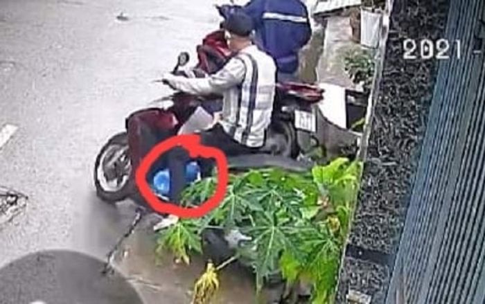 2 đối tượng nhanh tay lấy trộm cả xe máy lẫn bình oxy sắp được chuyển đến cho bệnh nhân Covid-19 trở nặng