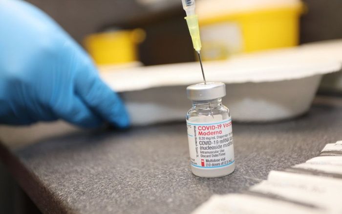 Moderna sắp tung ra vaccine tăng cường chống lại biến thể Omicron