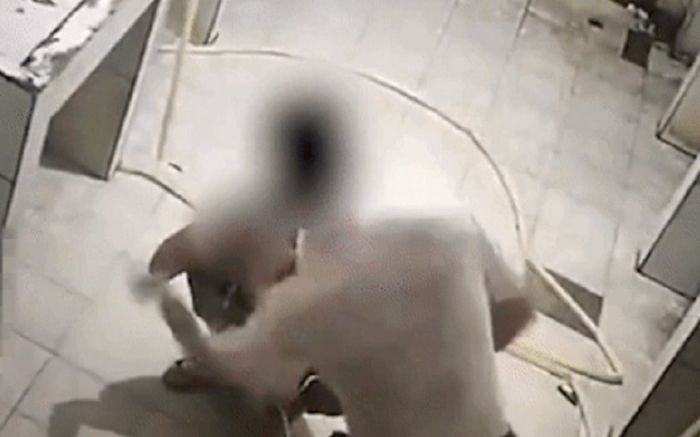 Nam sinh vi phạm nội quy bị thầy giáo dùng vòi nước xịt vào mặt rồi đánh tới tấp trong nhà vệ sinh