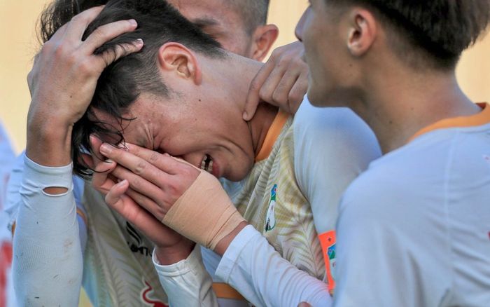 Sao trẻ HAGL khóc nghẹn sau khi ghi bàn thắng tặng người mẹ đã khuất