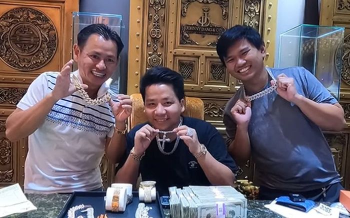 'Nhân chứng sống' vụ Khoa Pug - Johnny Đặng lên tiếng, thấy sốc với hành động của 'ông hoàng kim cương'