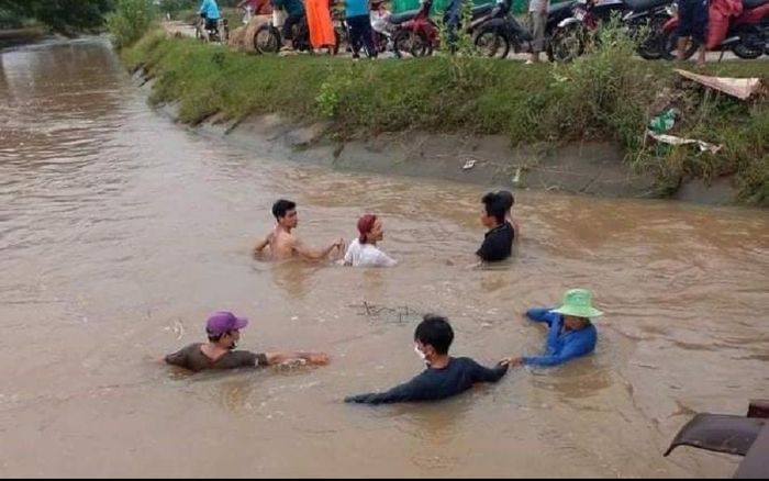 2 anh em tử vong dưới kênh ở Ninh Thuận: Linh tính mách bảo, người cha tìm thấy thi thể đứa con trai