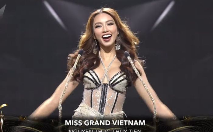 Thùy Tiên tóc xoăn lọn bồng bềnh, tự hào hô to 2 tiếng Việt Nam tại chung kết Miss Grand 2021