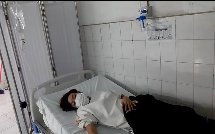 Một giáo viên Văn uống thuốc ngủ tự tử ngay trước mặt hiệu trưởng để phản đối quyết định kỷ luật